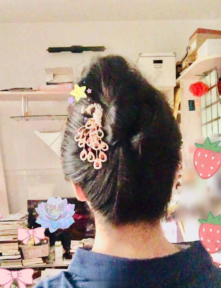#梳头就是疏通头部经络#每天早晚梳头三百下，一起来！广州不热了我才想起来凉爽的发