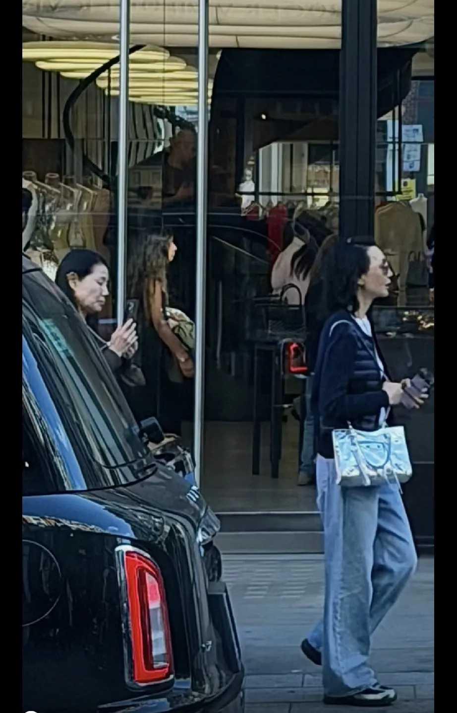 张曼玉伦敦街头现身，助理跟拍记录日常画面
8月12日，网友在伦敦街头偶遇张曼玉。