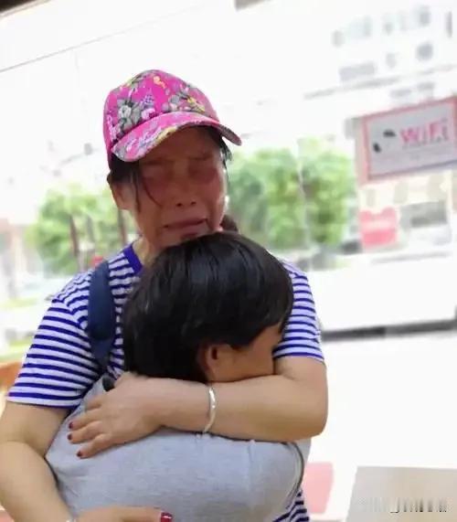 一女子领养11岁盲童，花28万给他治眼睛，谁知男孩恢复光明后，第一时间却一把抱住