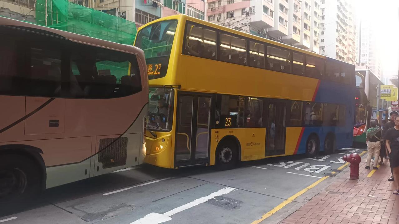 香港人烟稠密的市区道路常见的现象，车子一辆挨着一辆，停车间距往往短无可短，就快要