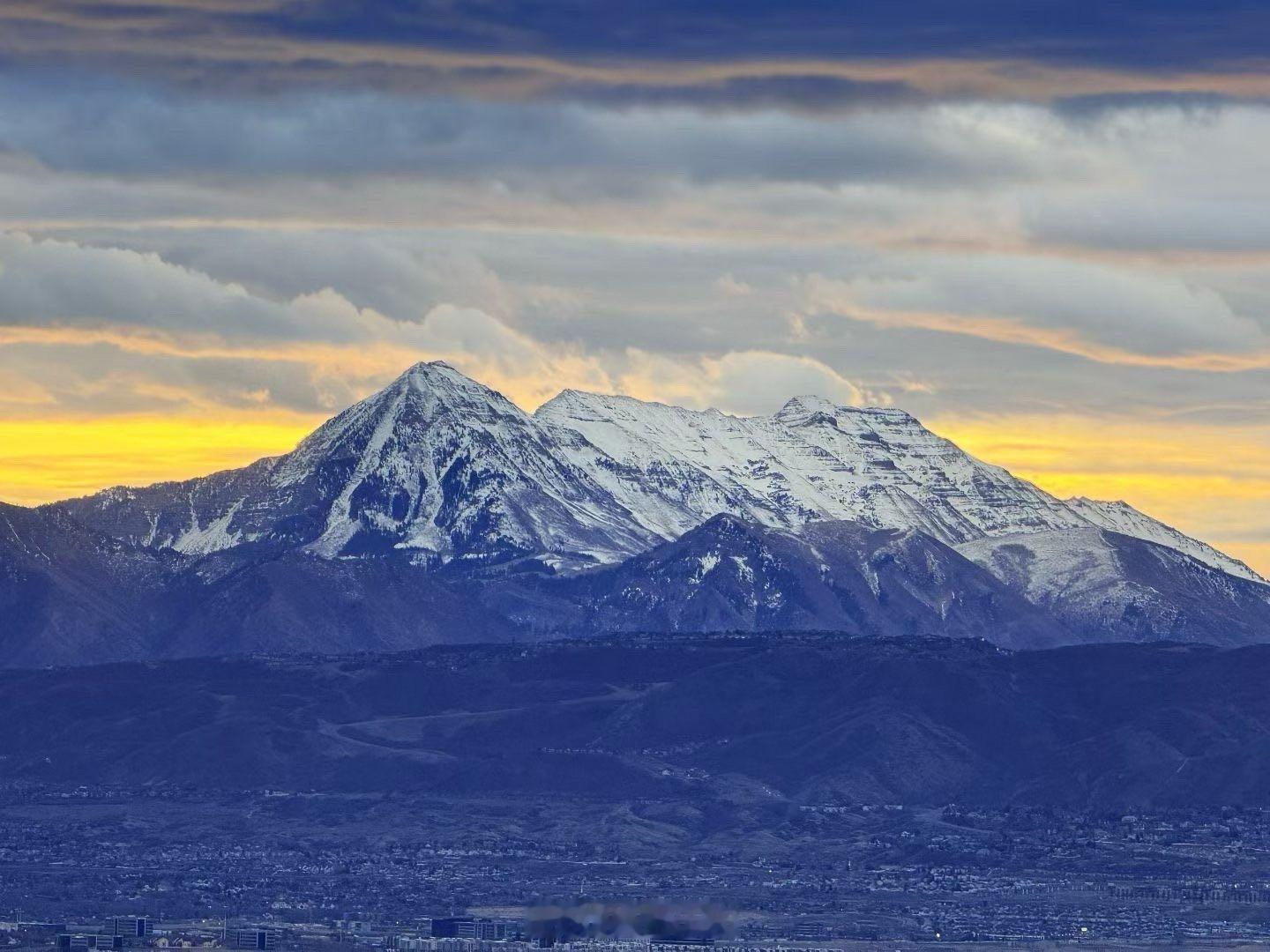 推窗可见的雪山 美丽得像油画 乖妈摄影 