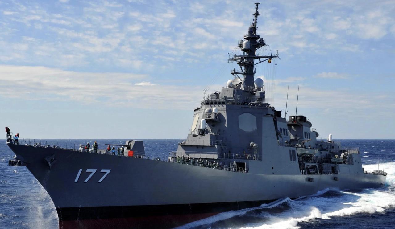 凌晨4点，日本“雷”号驱逐舰关掉识别信号悄悄摸进来，以为自己藏得挺深。结果被中国