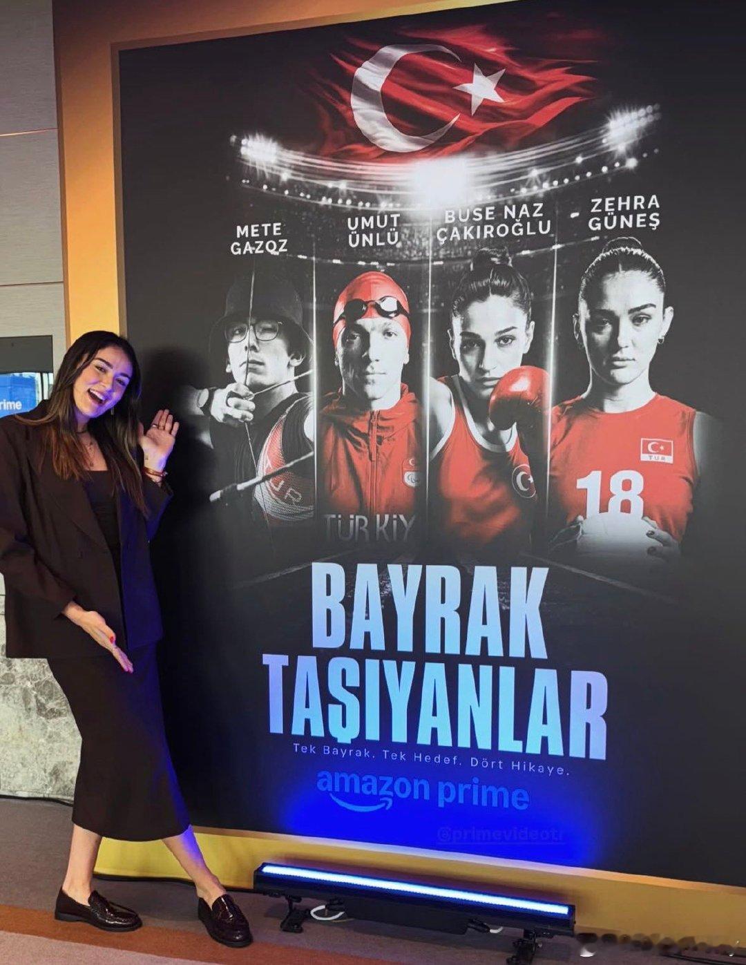 泽赫拉和土耳其全新纪录片系列《旗帜传递者》的自己合影🔥。女排 土耳其女排超级联