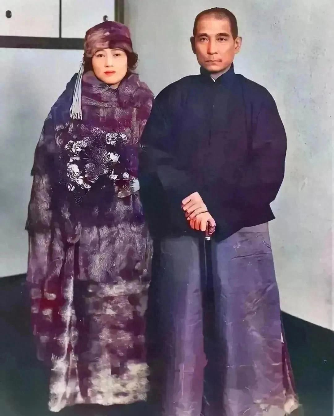 孙中山与宋庆龄罕见真实合影曝光，宋庆龄鞋子的细节你发现了吗！
1913年夏天，日