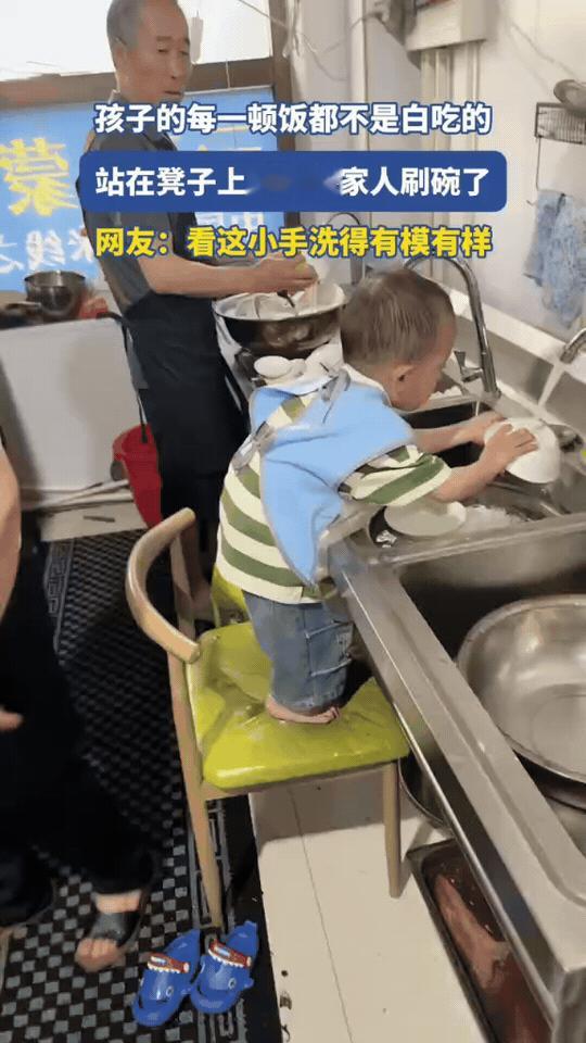 萌娃站凳子上洗碗，小模样太治愈啦
 
这小不点也太可爱了吧！

踩着小凳子，踮着