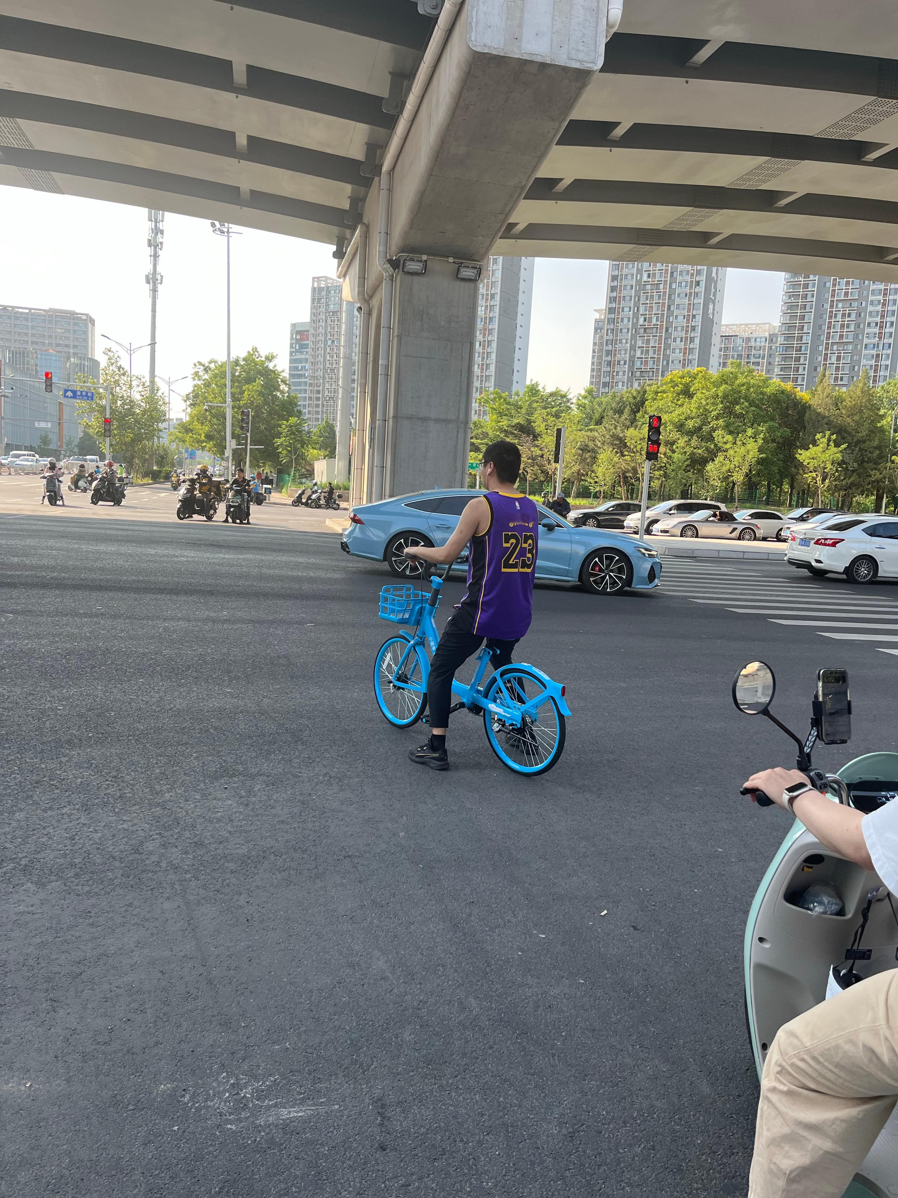 碰到一个詹姆斯。 ​​​