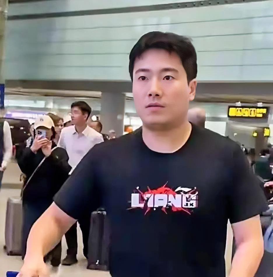 在是非中成长，在质疑声中前行！在当今国乒球员当中，梁靖崑无疑是场外新闻多多、争议