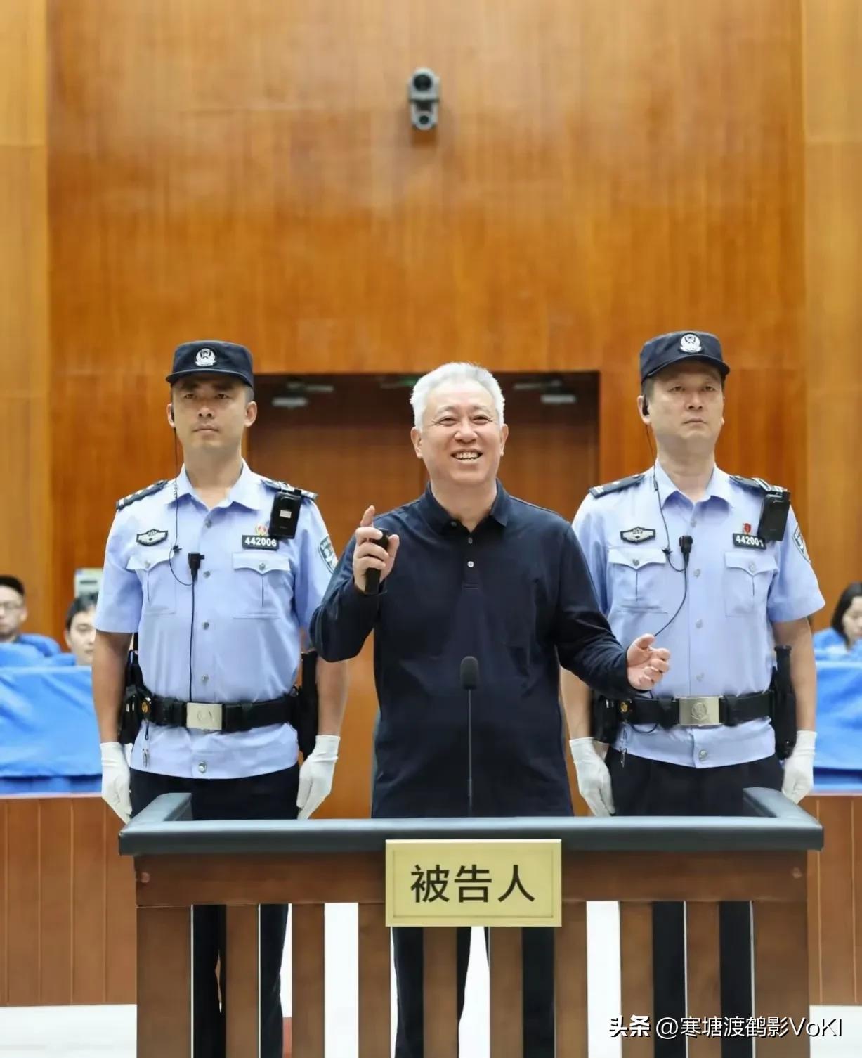 刷到一张许家印在法庭上，听到宣判无期徒刑后喜笑颜开的图片，不知道是真的假的？如果