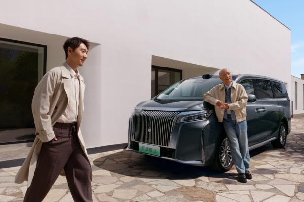 从时间线来看，邓男子和高山的缘分经历了一个完整的过程。起点是今年春晚，高山作为"