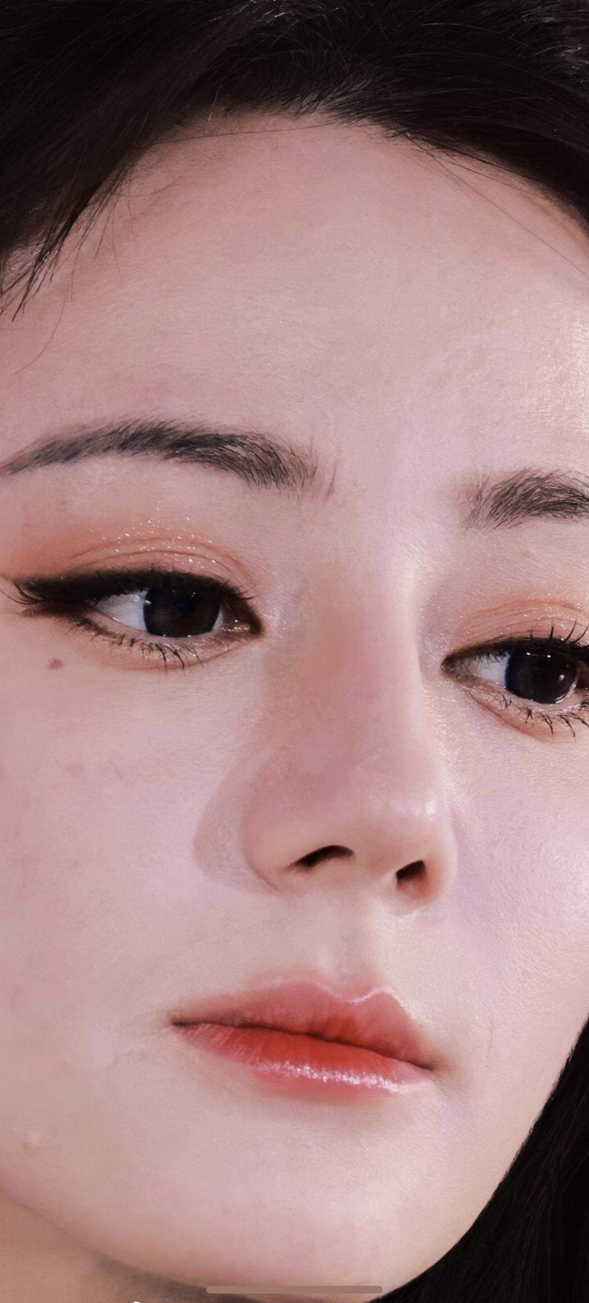 ​​​！虽然这不是美妆话题，但是迪丽热巴的美貌也是另一种美妆效果嘛！