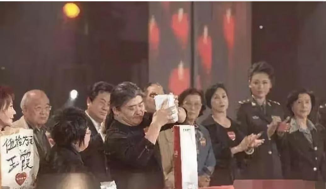2008年5月18日晚上，央视一号演播厅，几百号人排队等着上台捐款，场面肃穆。别