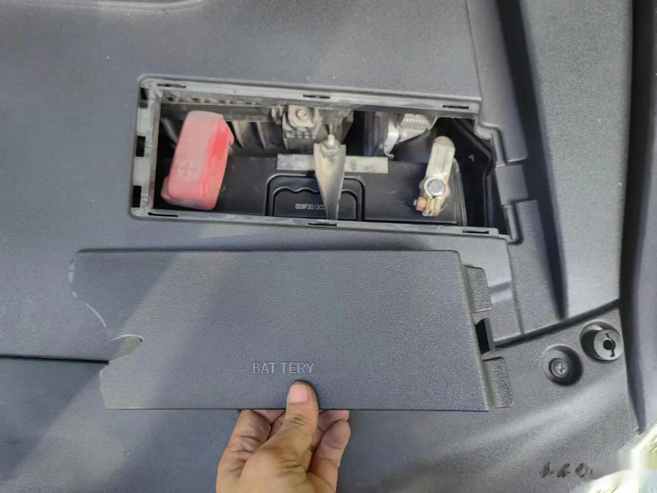 雷车的配件也是够吓人的
电池盖板的盖子，4S更换价430
其实就是一块塑料板
售