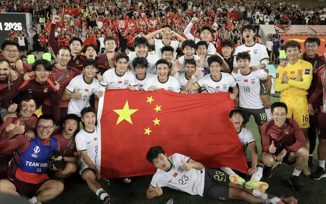 从1998到2026，整整28年。中国男足终于再次站上亚运会领奖台。铜牌解决不了