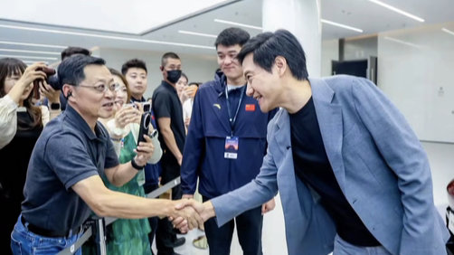 给大家分享一位小米车主，他叫老葛还是一名自媒体博主，可能有网友还记得他和雷总有张