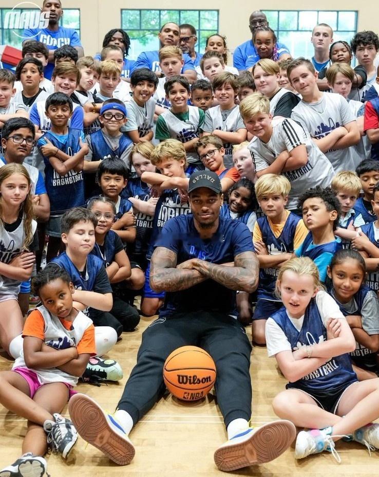 火出圈的动作！PJ-华盛顿参加训练营与小学员抱臂合影今天，独行侠官方晒出了PJ-