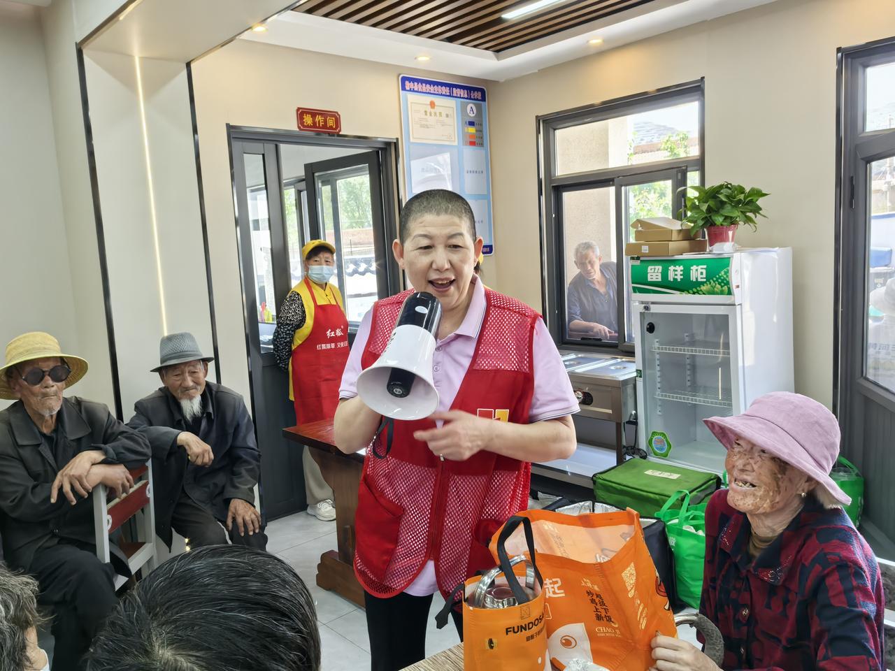 兰州好人岳小平端午节前走进榆中献爱心

记者王志俭（穿石）文图

端午将至，粽叶