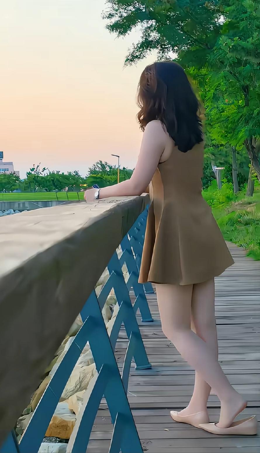 夕阳无限好，只是近黄昏。夕阳的景色虽然很美，但是总有日落西山的那一刻，就像那些沉