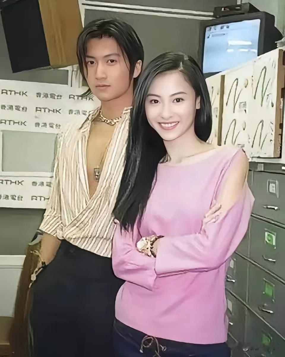 22岁谢霆锋张柏芝旧合影，曾经的金童玉女，真是非常可惜。彼时的谢霆锋身着条纹敞领