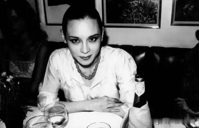 美日混血的国际超模兼珠宝设计师周天娜曾说：“我以前以为，性开放是自由。后来我才知