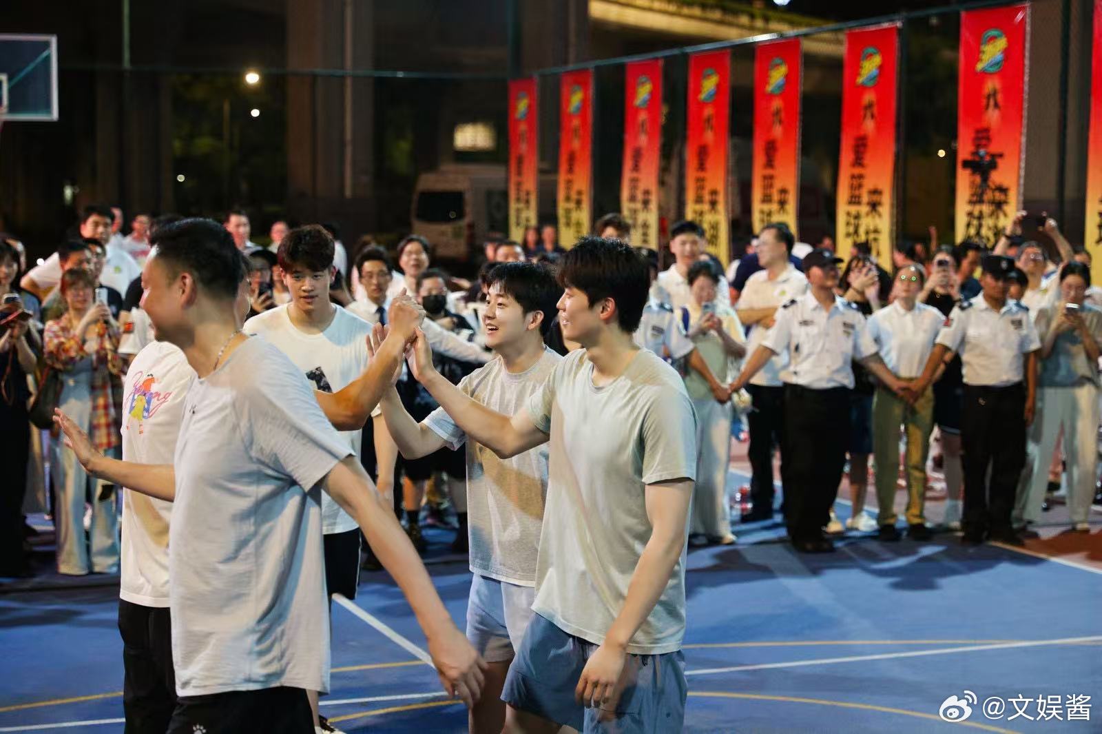 汪顺潘展乐傅园慧打篮球 汪顺潘展乐傅园慧打篮球的视频在网上火了，网友们都在讨论游