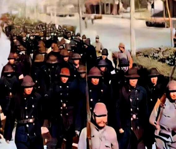 1937年寒冬，南京城破，往昔的繁华盛景沦为满目疮痍。残垣断壁间横陈着遭践踏的尸