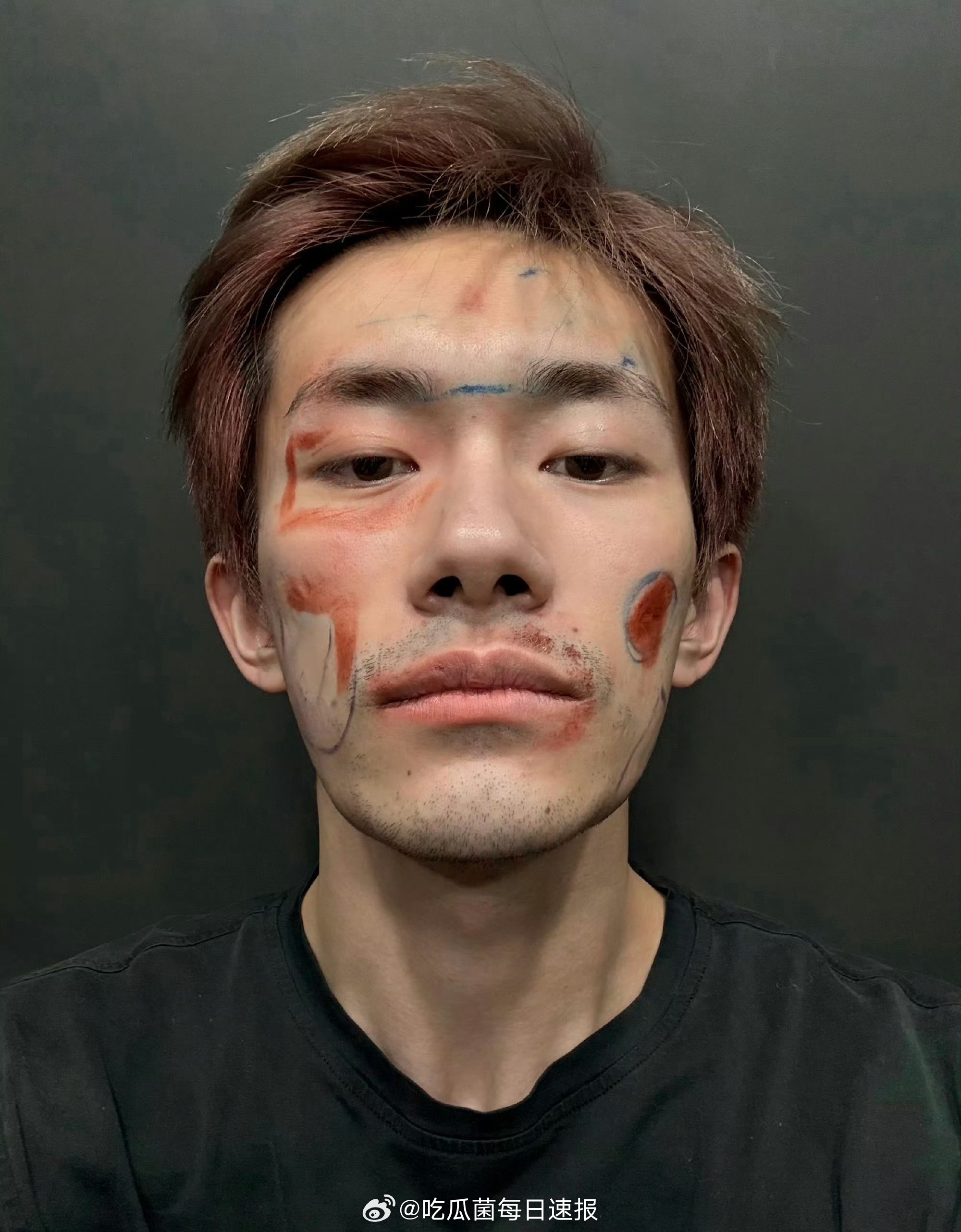 易烊千玺愚人节自拍营业，我的妈呀…… 