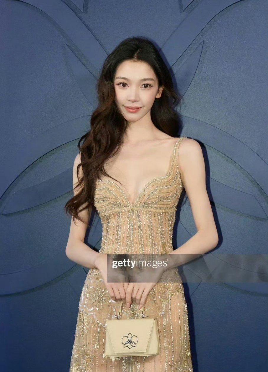 👑 从“网红感”到“大秀气场”，易梦玲在巴黎高定周的亮相，堪称一次漂亮的转身。