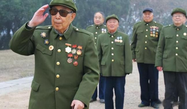 济南军区门口，一名步履蹒跚衣着褴褛的老人，一遍又一遍地和守门的士兵解释，称自己不
