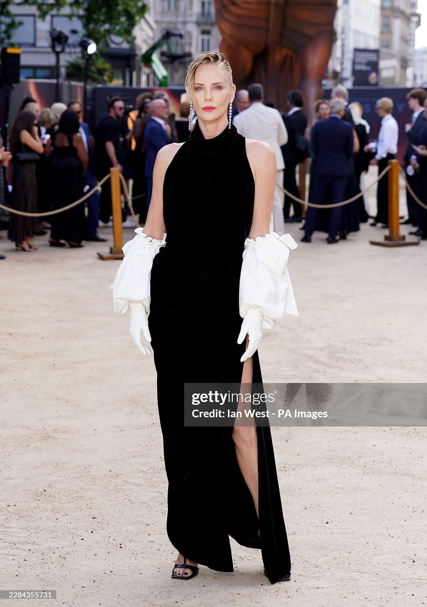 塞隆妈咪❗️Charlize Theron 亮相「奥德赛」伦敦全球首映礼，身穿 
