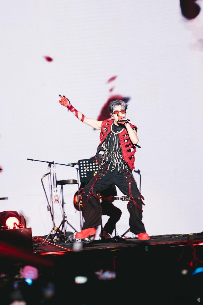 #鹭卓蹦开心了真的很容易表情包##鹭卓红色篇章的青岛记忆# ​鹭卓的青岛红色篇章