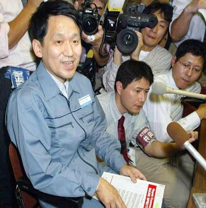 一错成名的田中耕一！诺贝尔化学奖得主。
2002年10月9日晚，43岁的田中耕一