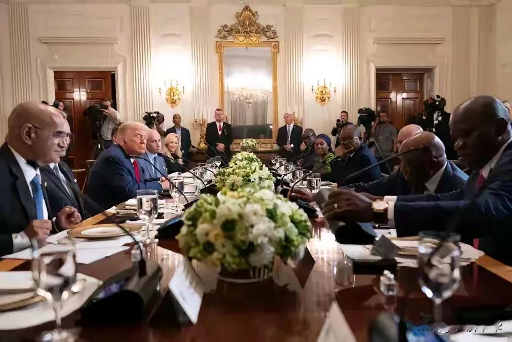 从特朗普会见非洲某国领导人的现场图片中显示，会谈场所紧凑而拥挤，看不出是世界超级