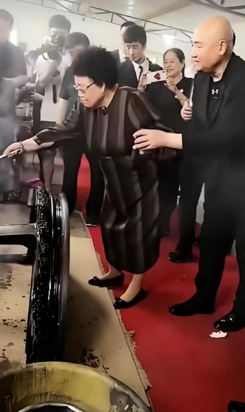 陈丽华与迟重瑞的爱情故事
 
这段跨越年龄、身份与世俗眼光的婚姻，从公开的第一天