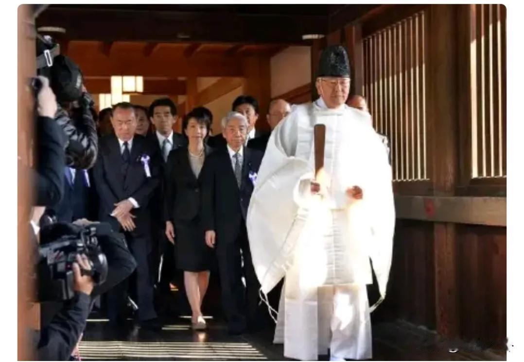 一根“拜鬼”的搅屎棍，要撬动中日关系？
 
12月26日，高市早苗的脚步，正踩在