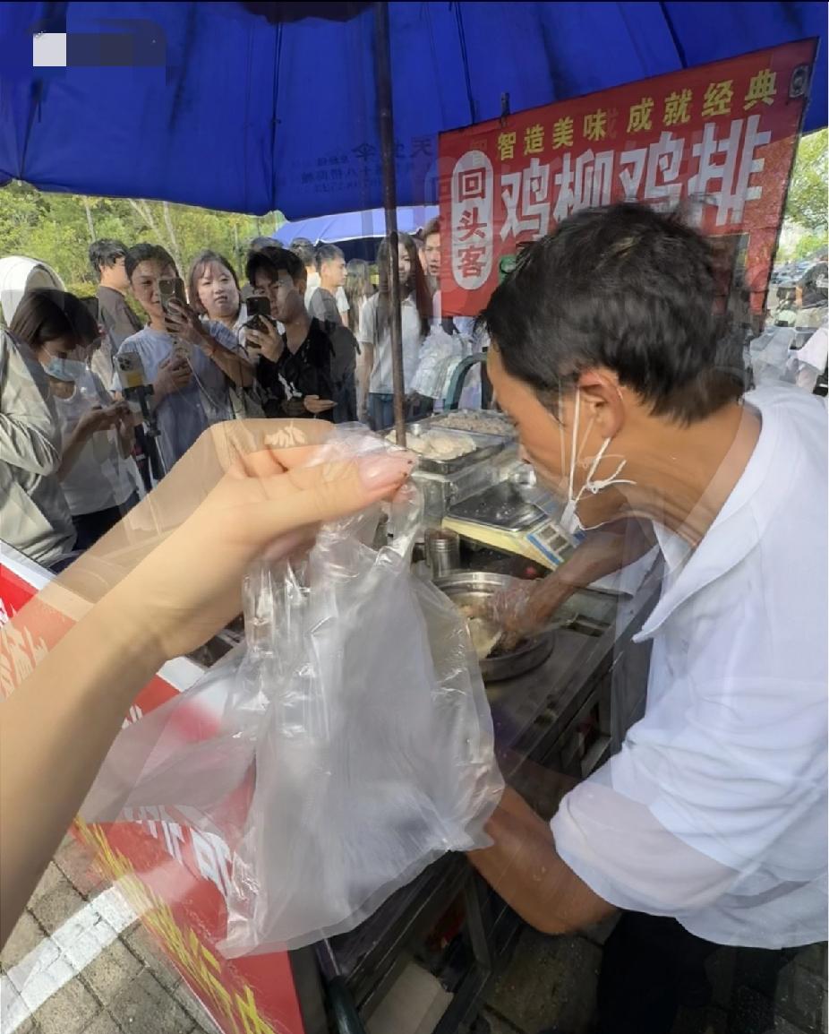 经典台词 “打开你的塑料袋”
朋友为了吃鸡排哥，坐了趟飞机去景德镇!
结果差强人