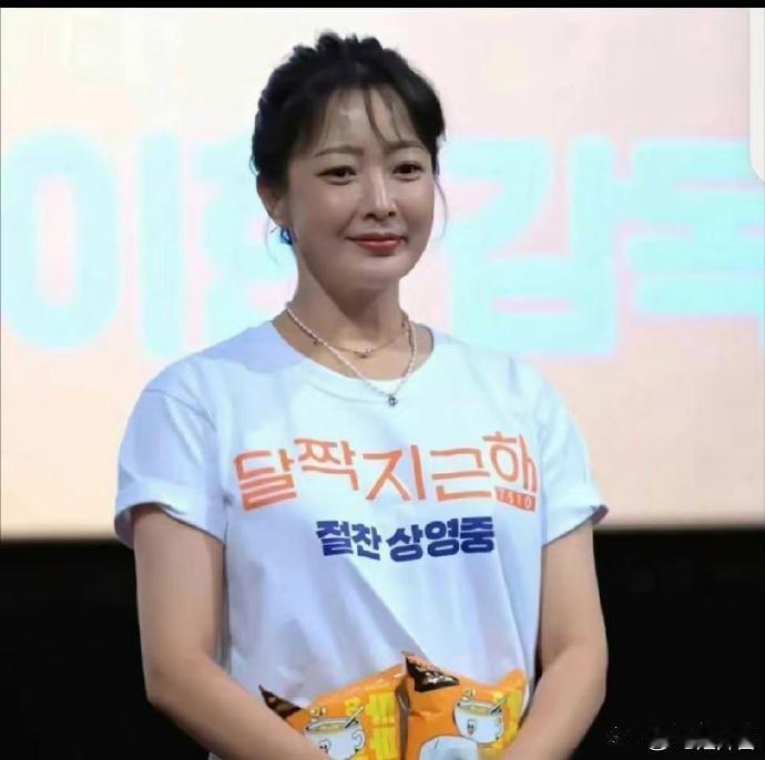 曾经的国民女神金喜善，如今也发福了不少，颜值大打折扣，岁月真是一把无情的杀猪刀。