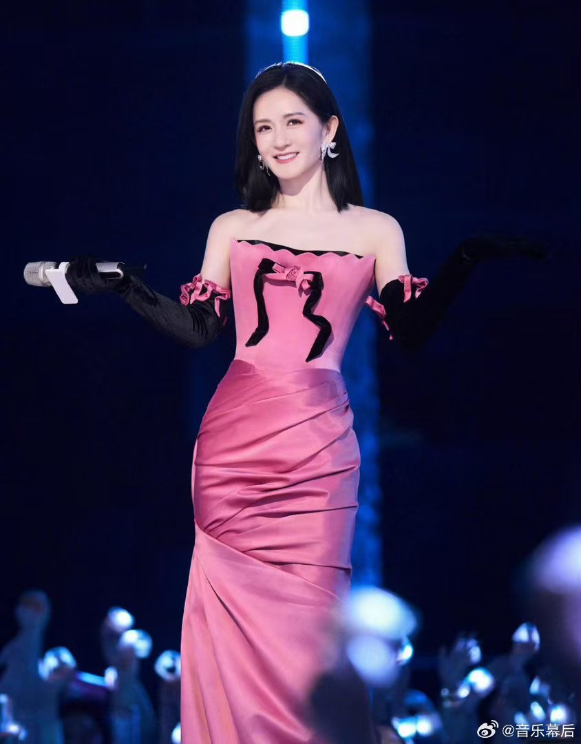 谢娜守护逆战乘风2026 这段名场面笑点爆棚，足以回味一整天。集体研讨交流的氛围
