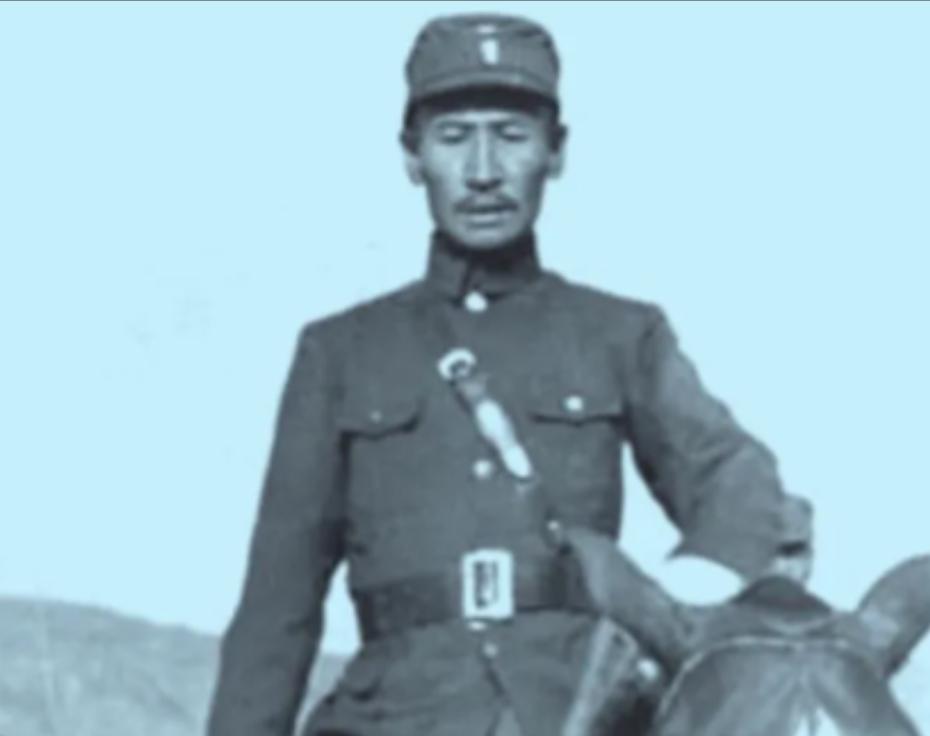 1932年，抗日英烈马占山降日，日军欲让其在降书上签字，他却双手抱胸道：“吾乃土