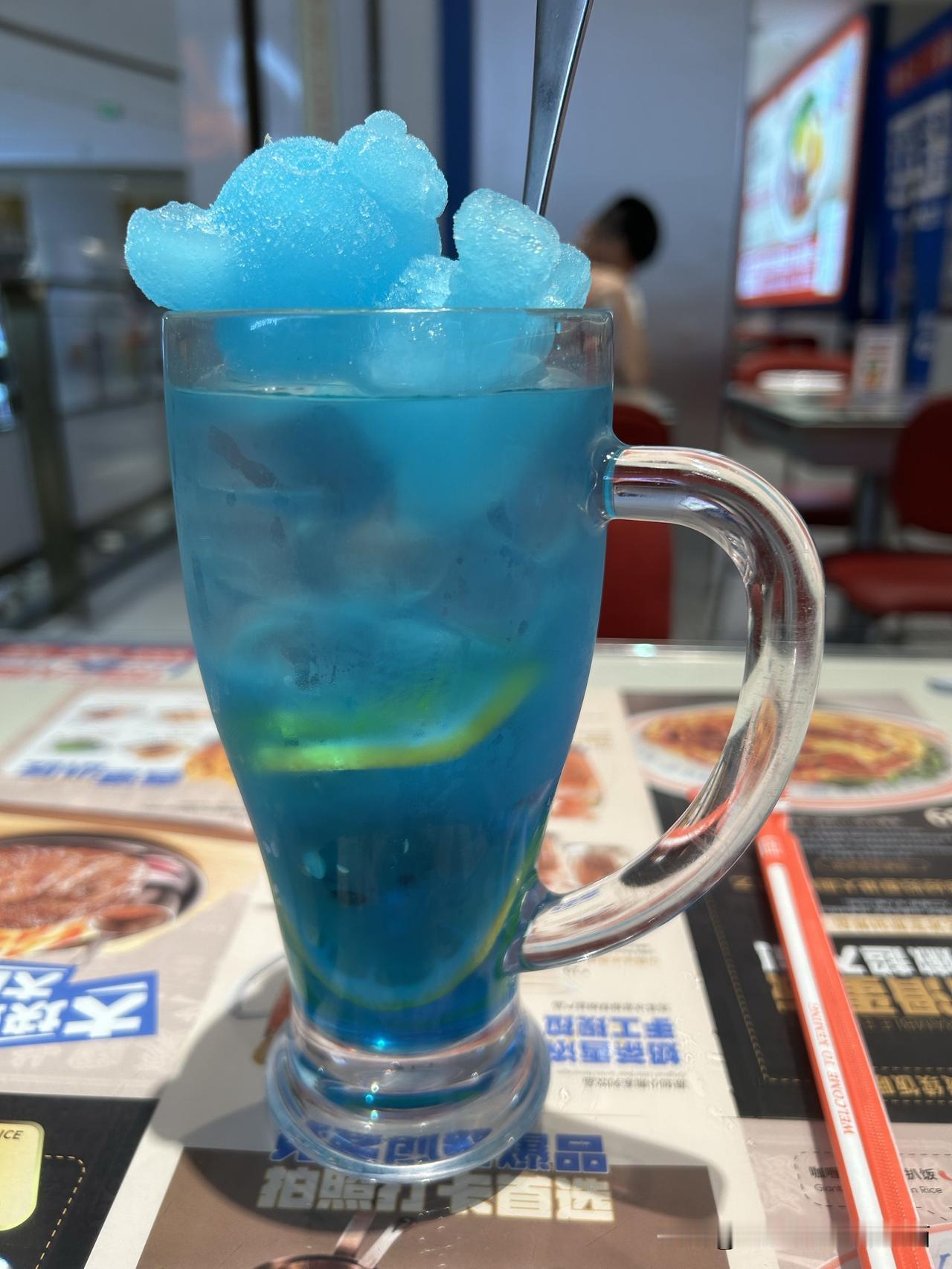 每个周末的支出超过4000元，早上开出小区支付下个月停车费，顺便给车加满油，我的