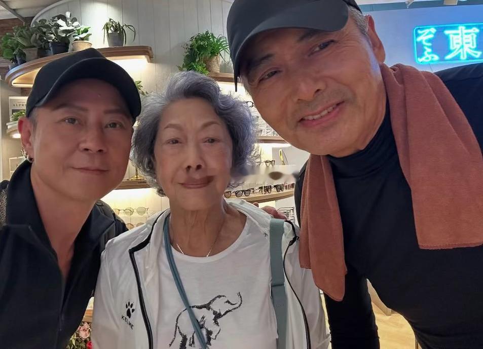 蔡一杰偶遇周润发和白茵 ​​​