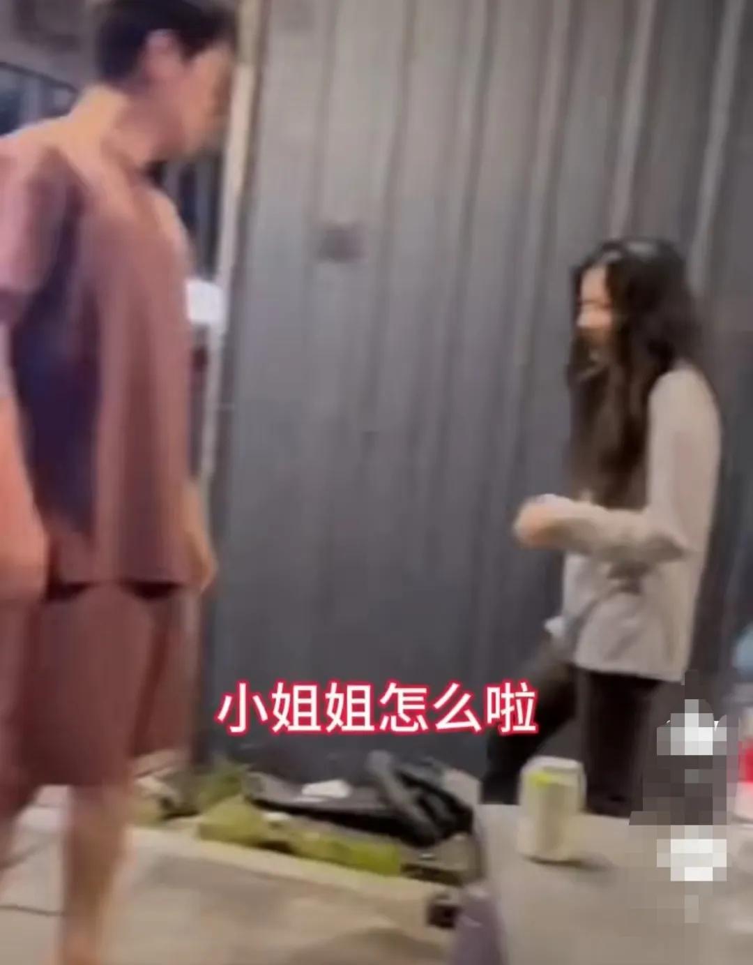 好恐怖，精神病跑出来危害他人，太危险。
路边小吃摊上，有个女生神经兮兮的笑着拿着