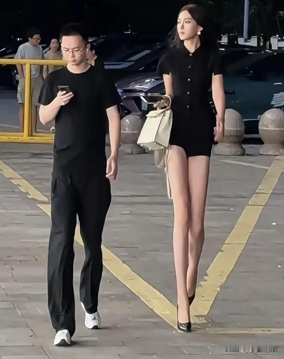 哈哈，跟这样的大长腿美女在一起，生活会有诸多不便吧？
