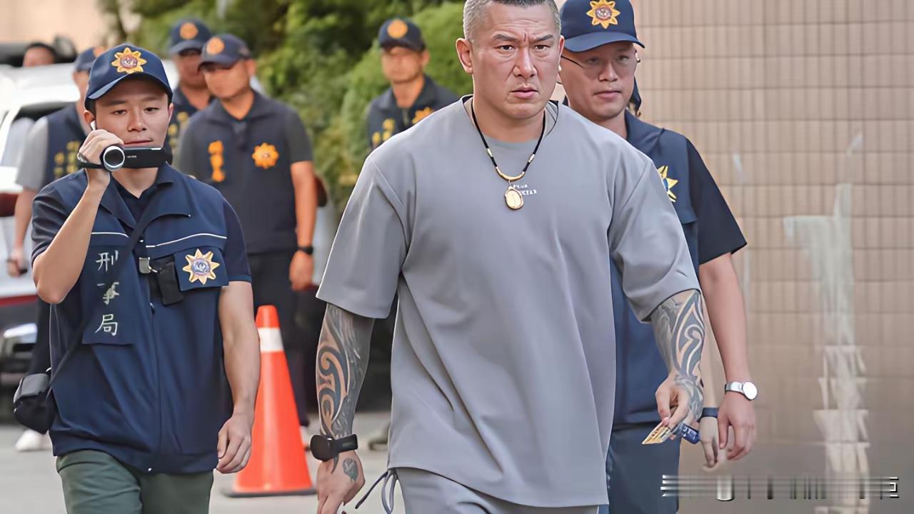 馆长可能要进去了。他昨晚在直播间里说，如果他被羁押，被收监，恳请大家照顾他的家人