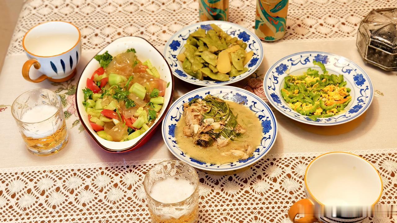 晚餐吃完了，我俩喝了一听啤酒，都面脸通红。
今天晚餐凑付了四个菜。一个炖豆角，一