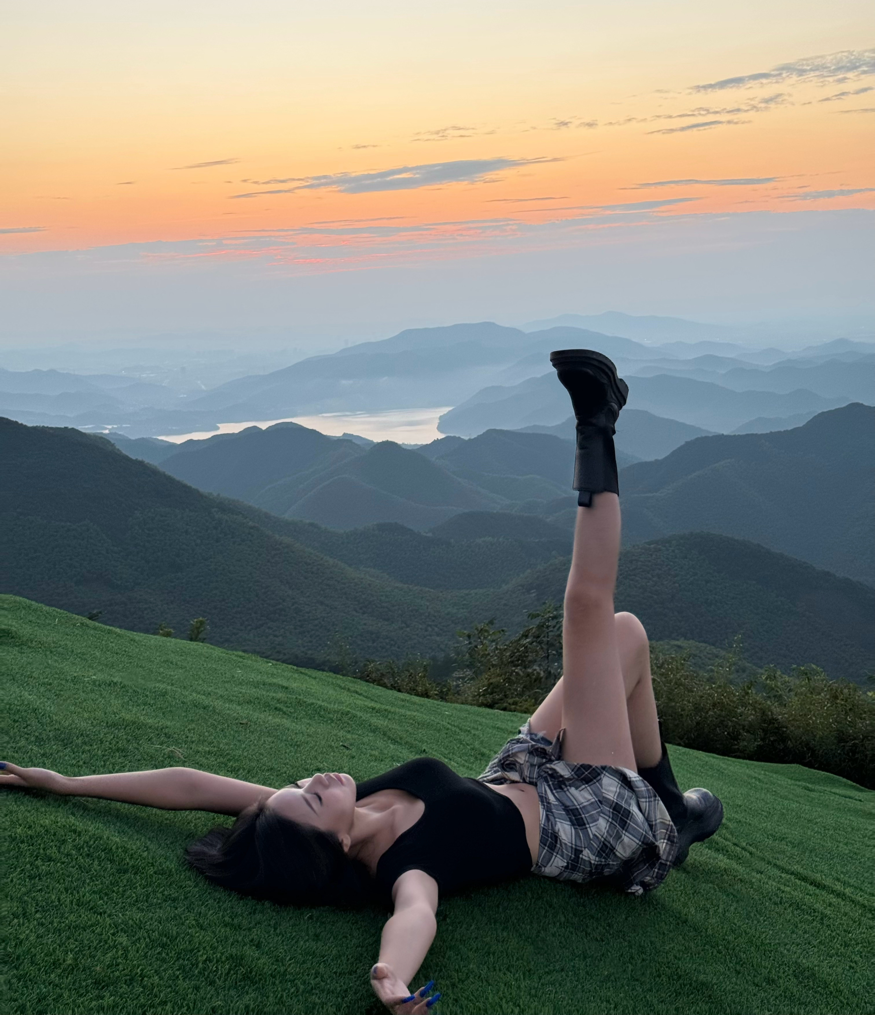 凌晨三点出发看的日出，今天怒肝二百公里三套衣服十二个小时，浅浅期待一下俺给蛇姐拍