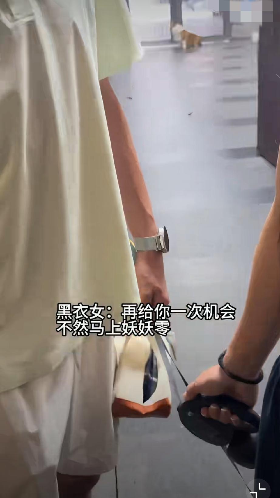 女子因不满男子不牵绳遛狗且随地拉屎，上前进行劝阻，与对方发生激烈争吵。。。未牵绳
