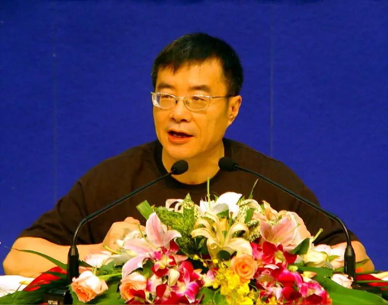 周国平曾说：“一个人在精神上足够成熟，能够正视和承受人生的苦难，同时心灵依然单纯