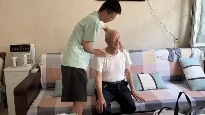 群众情绪失控咋办？揉腰半小时顺情绪，这招真管用

基层做群众工作，最怕碰到情绪上