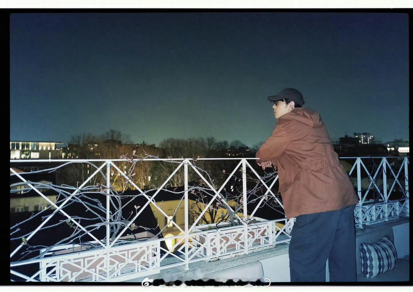 肖战ins晒米兰照一觉醒来年更博主肖战在ins给海虾做饭了，浓郁的文艺气息，大帅