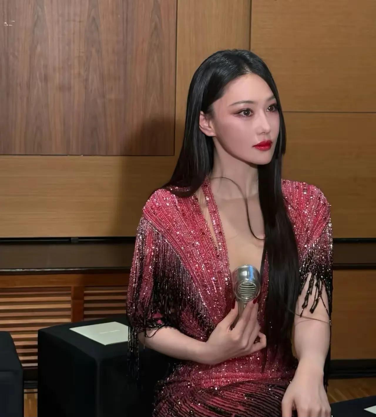 最近巴黎办时装周，按说这场合都是时尚圈的出圈场面，明星随便站那拍张生图都能传一圈